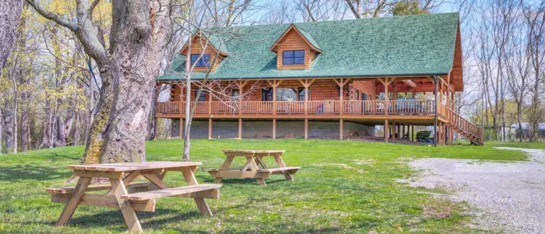 Picnic Tables Meadowlark Lodge